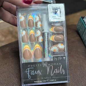 Faux Nails - Tan and White Daisy Design